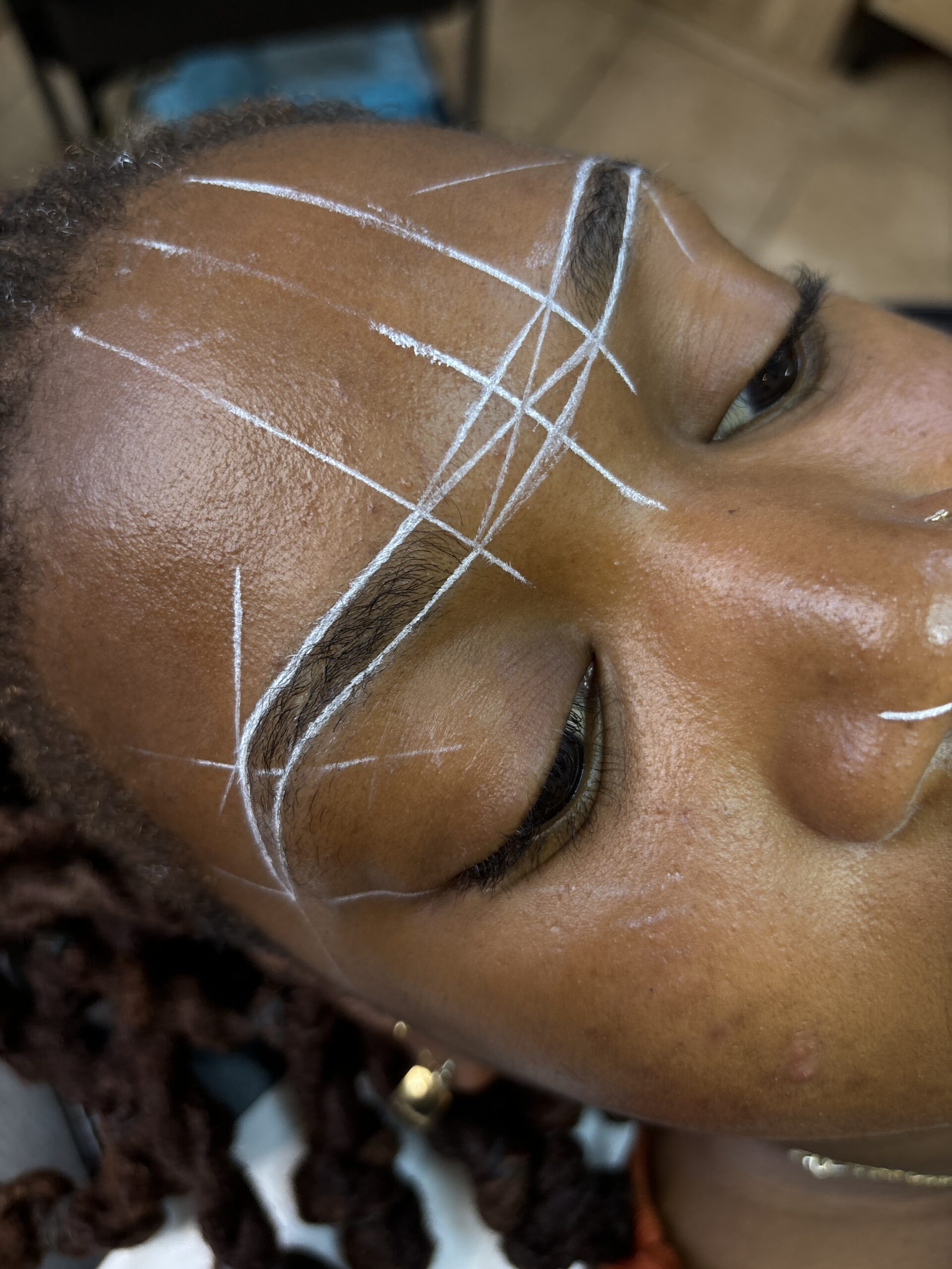 Comment redessiner tes sourcils selon la forme de ton visage.