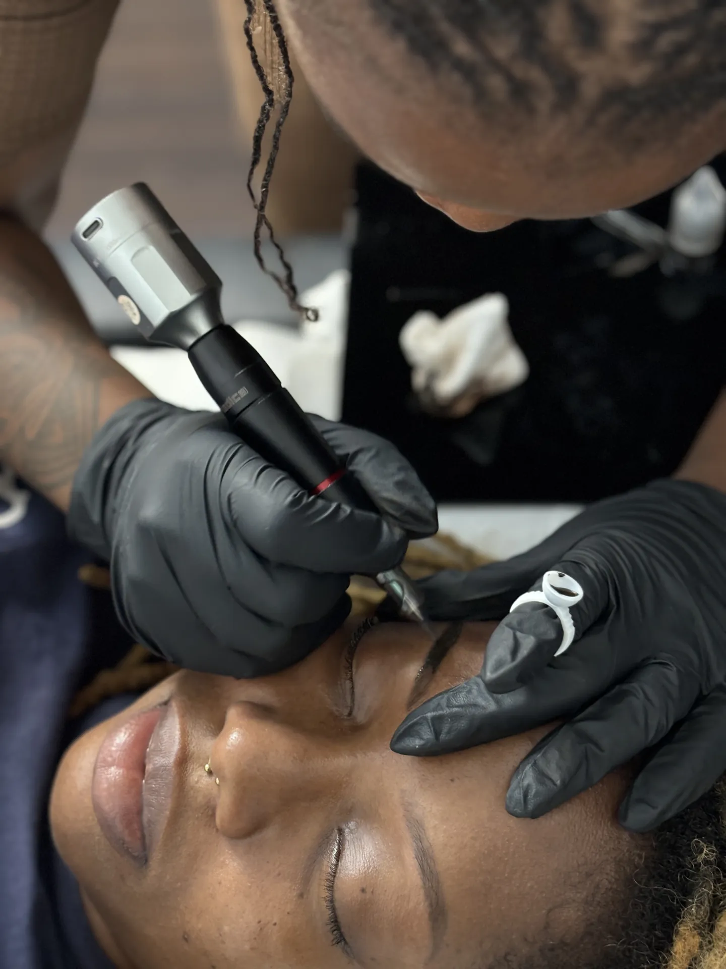 Vanessa réalise une pigmentation des sourcils au dermographe au NHS Beauty Studio