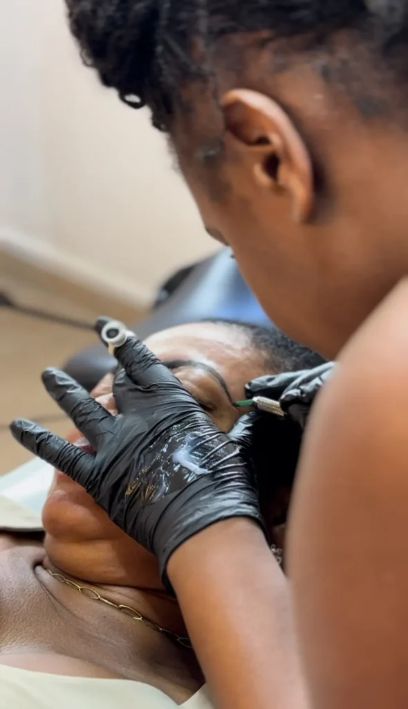 Vanessa en pleine séance de microblading des sourcils au Gosier
