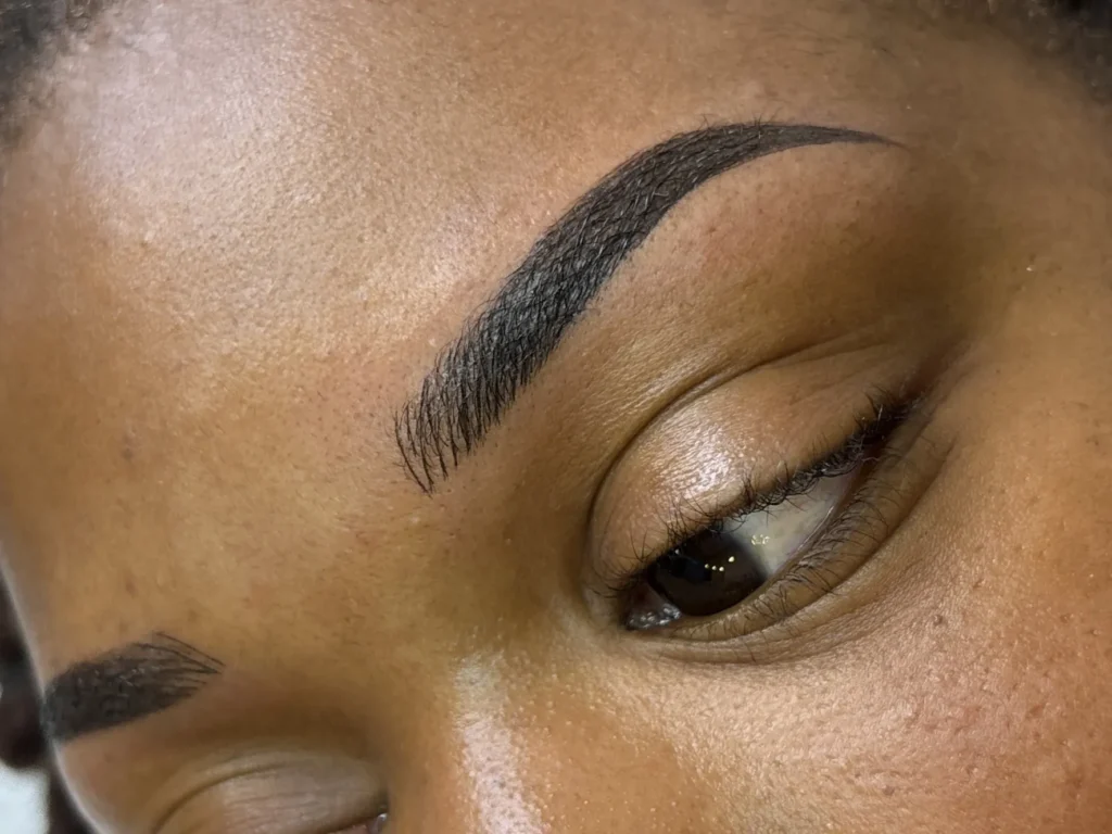 Gros plan sur des sourcils poil à poil après microblading