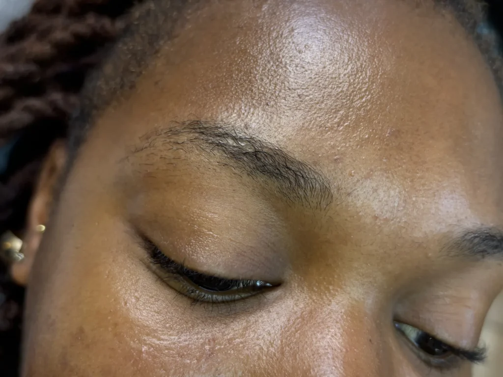 Sourcils clairsemés avant une séance de microblading