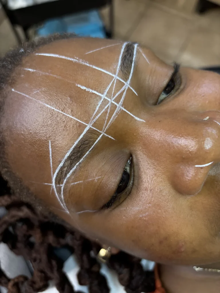 Tracé de mesure (mapping) des sourcils avant la pigmentation